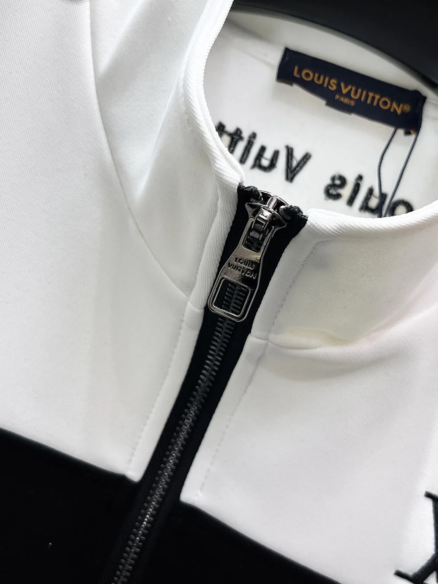 🅿️720 LV hot-selling suit is coming. Focus on the original version of the official website. 2025 new hot-selling cardigan suit. The original order is the best. 🇭🇰The meticulous work of top designers. It has a fitting and perfect upper body effect. All-natural high-quality Tencel Roman cotton 100%, close-fitting comfort, noble and elegant! Original hardware embodies elegance and nobility! Counter size: M-3XL (maximum wear up to 190 pounds)